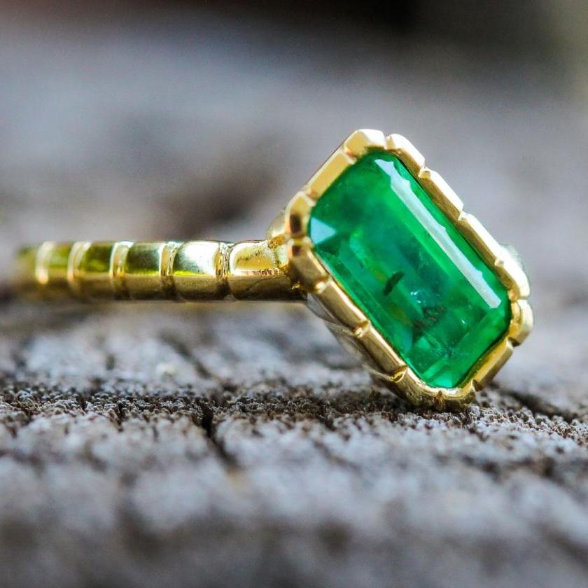 Colombian Elegance: 18ct Yellow Gold and Emerald Statement Ring