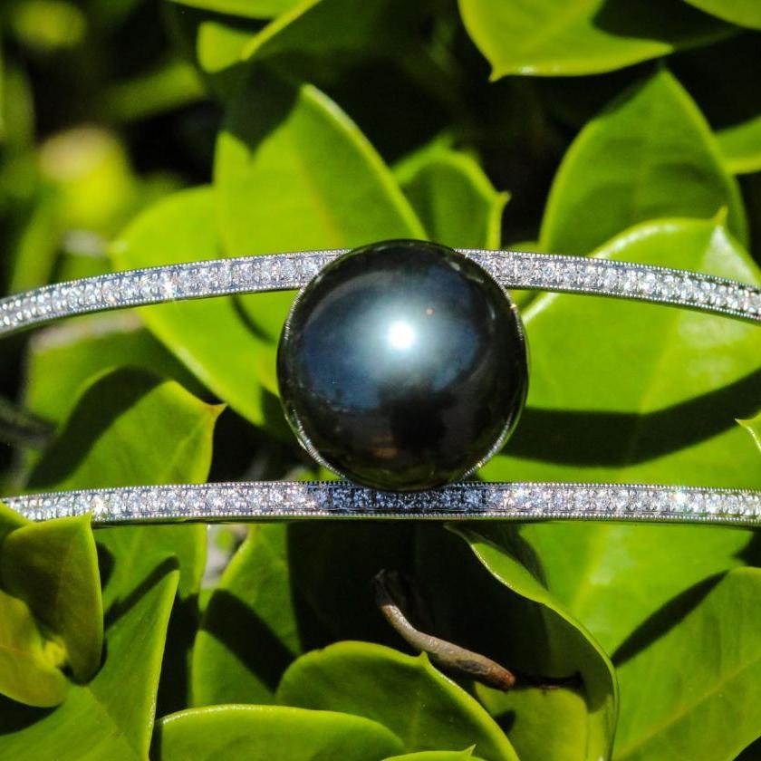 18ct White Gold Cuff with AAA South Sea Tahitian Pearl & Diamond Pave