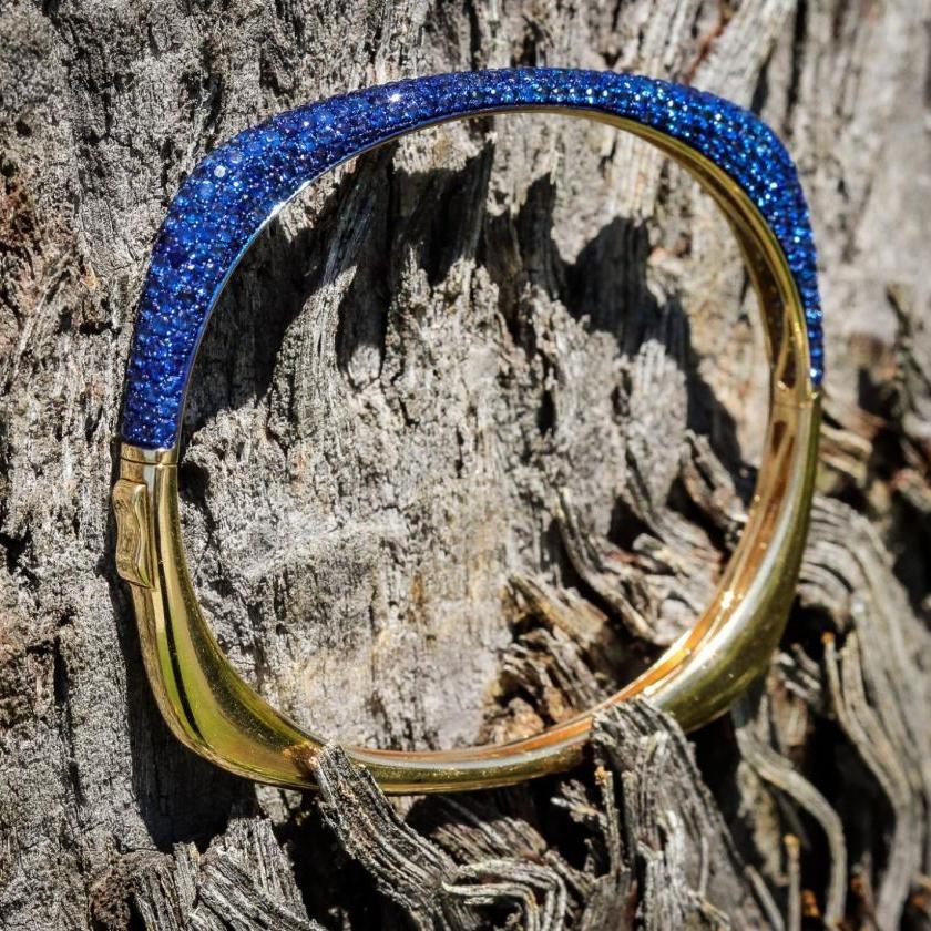 18ct Yellow Gold Hinged Bangle with Ceylon Sapphires