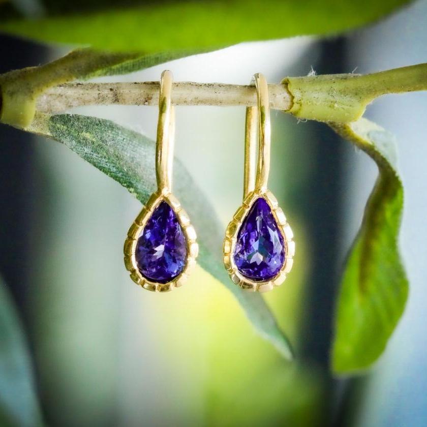 Elegant 18ct Yellow Gold Tanzanite Drop Earrings