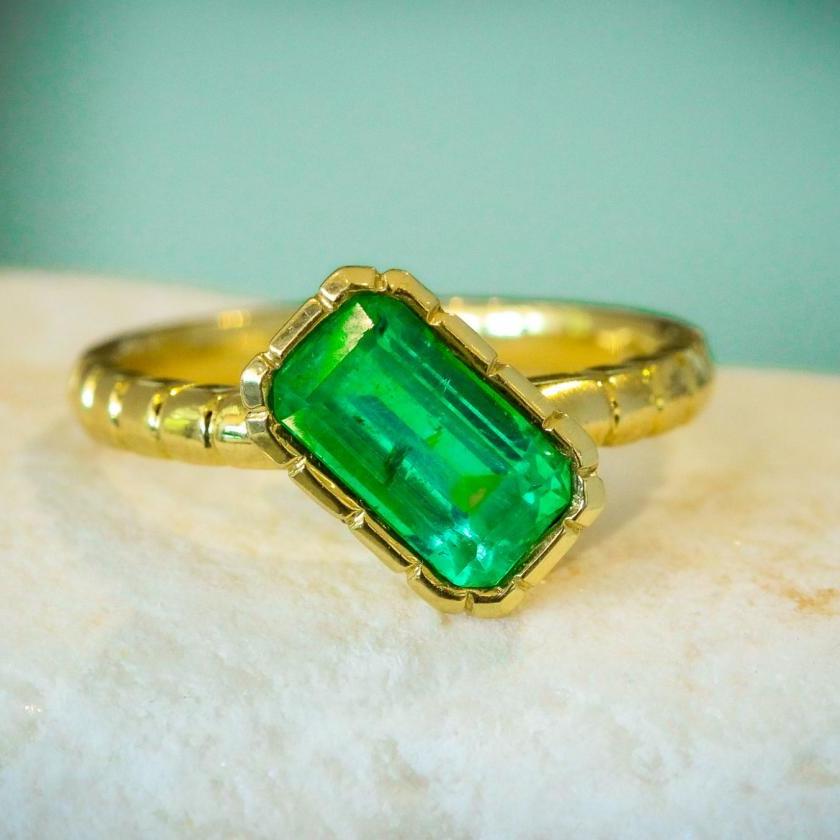 Colombian Elegance: 18ct Yellow Gold and Emerald Statement Ring