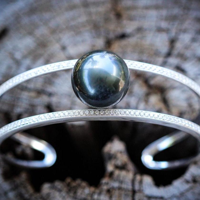 18ct White Gold Cuff with AAA South Sea Tahitian Pearl & Diamond Pave